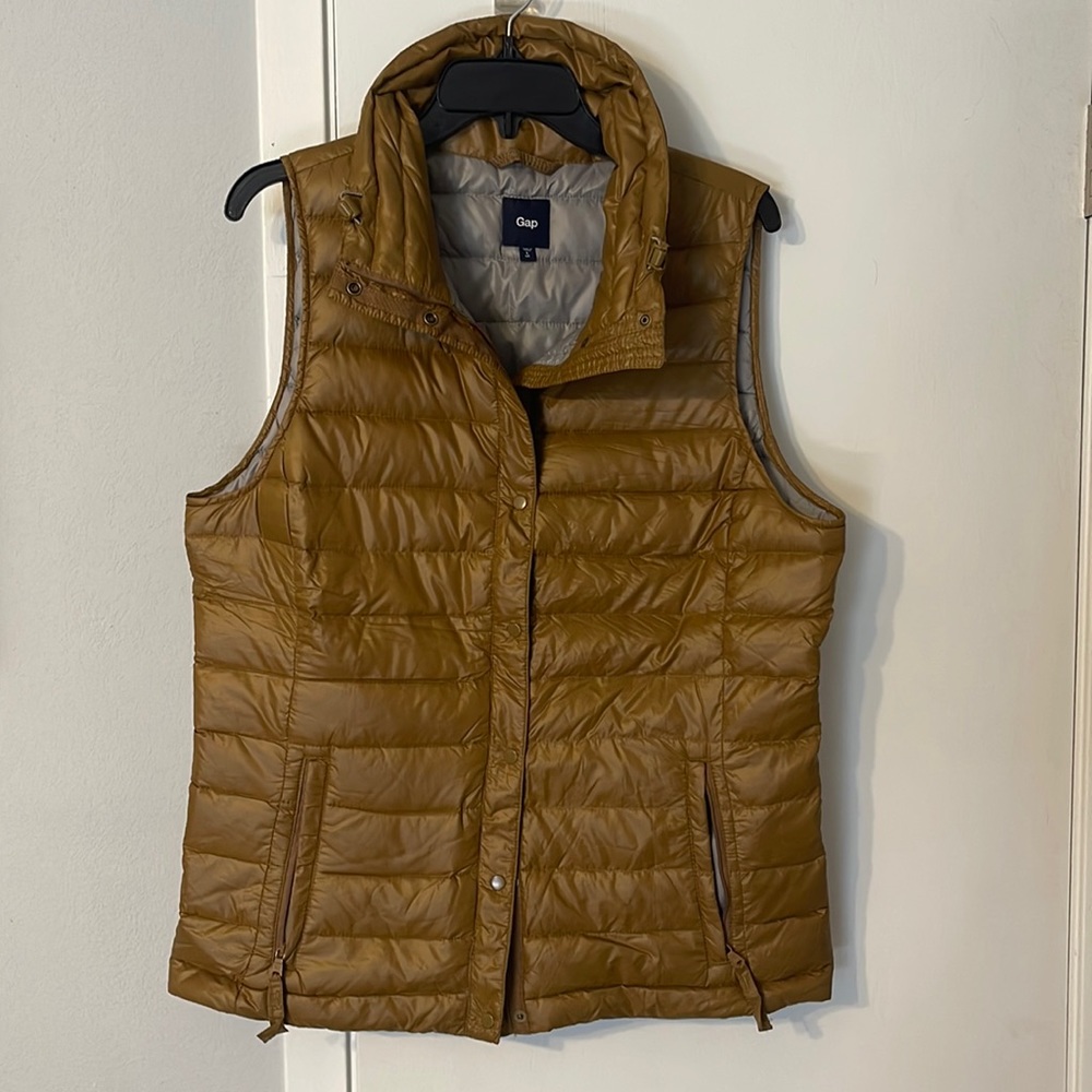 GAP Lightweight Quilted Puffer Vest in Mustard Brown